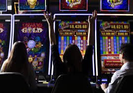 Ilustrasi pengguna menikmati permainan sportsbook dan live casino di naga2000